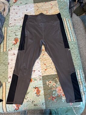 Fabletics Motion365 Gray Athletic Leggings with Black Mesh Panels & Pockets
